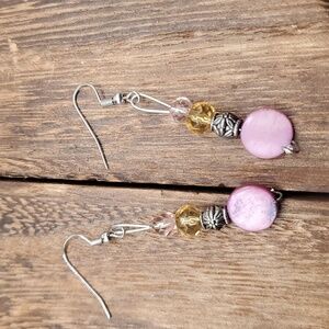 E962‎ mother of pearl pink drop earrings ✨️
